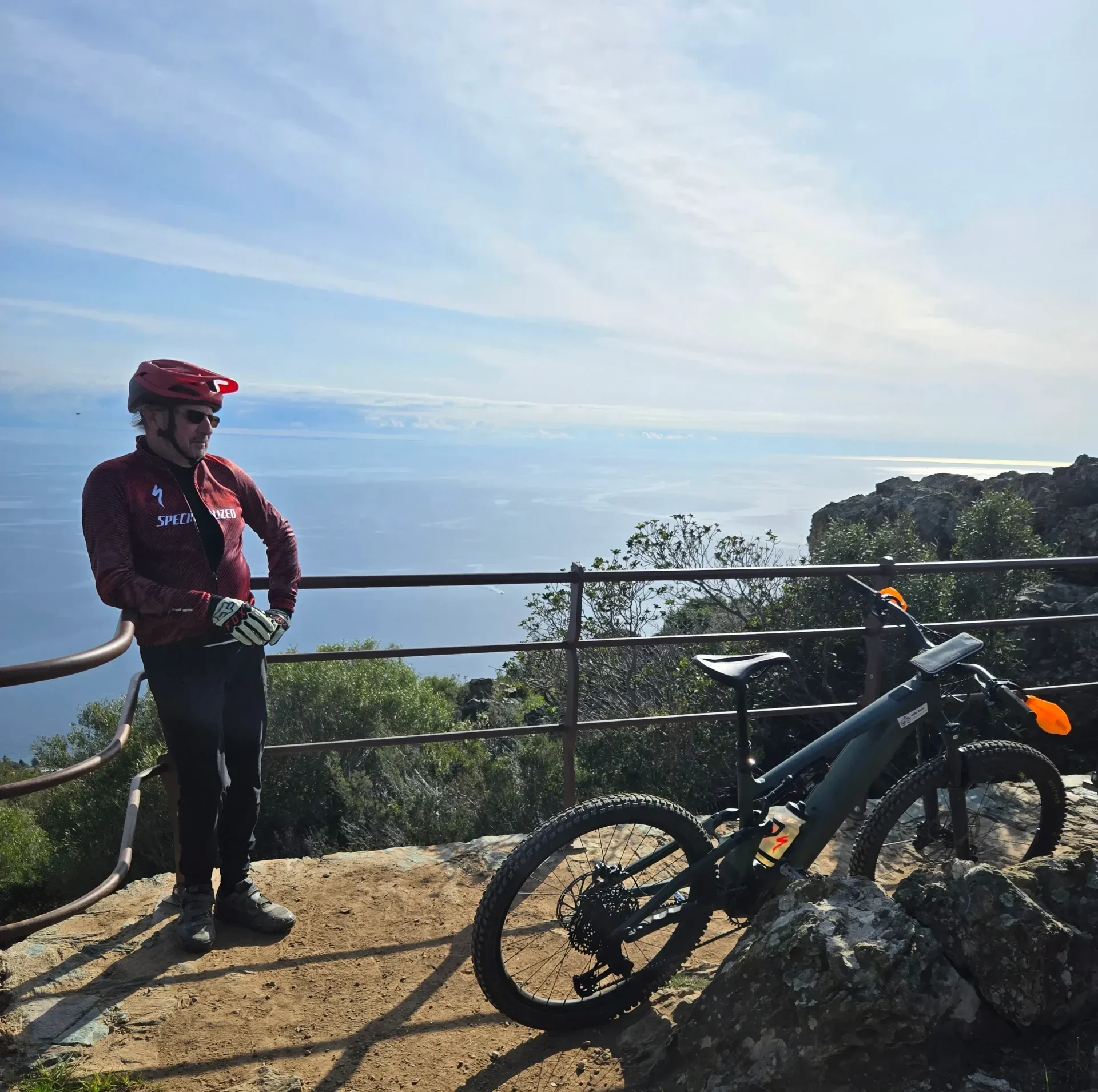 Cycliste en VTT sur les hauteurs de la Corse avec vue sur la mer — location de vélo XP Orizonte
