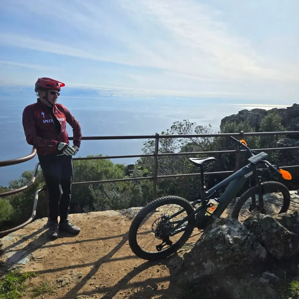 Cycliste en e-bike panorama sentier Corse