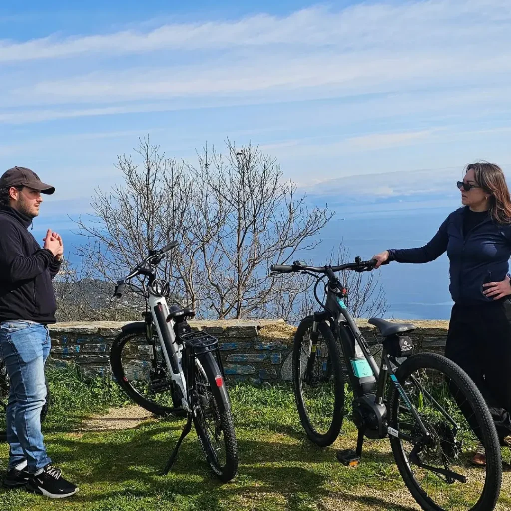 Randonnée e bike en couple dans les chemins Corse